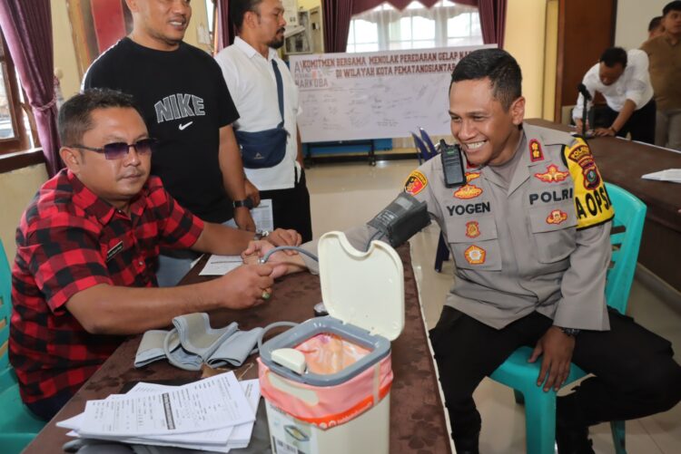 Kapolres Pematang Siantar AKBP Yogen Heroes Baruno saat Memeriksakan Kesehatan