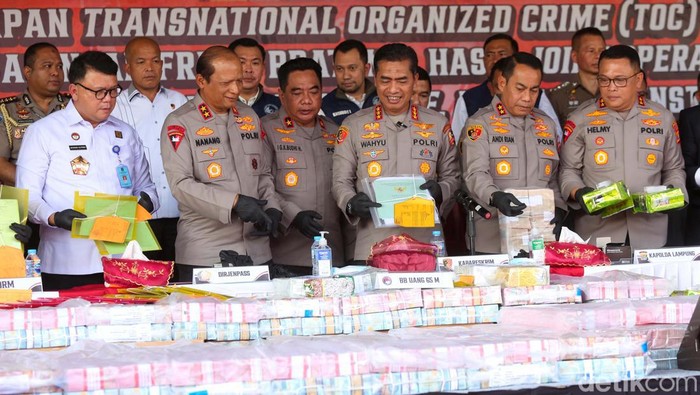 Bareskrim Polri berhasil mengungkap kasus perdagangan narkotika dan tindak pidana pencucian uang jaringan internasional Fredy Pratama