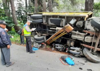 Mobil Mitsubhisi Truck BK 8845 FA Terbalik saat di TKP