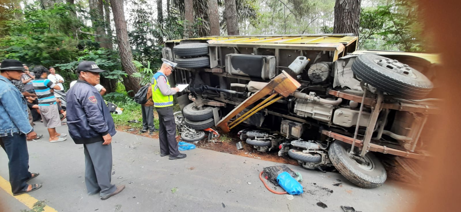 Tabrakan Beruntun di Pamatang Sidamanik Simalungun, 2 Mahasiswa Asal Deli Serdang Meninggal Dunia Mobil Mitsubhisi Truck BK 8845 FA Terbalik saat di TKP