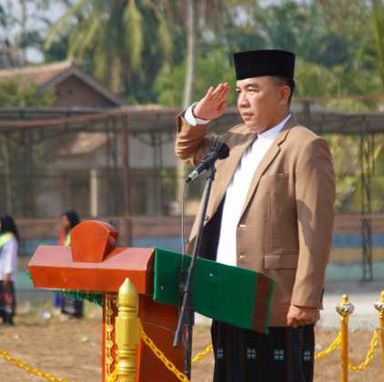 Hari Santri Tingkat Kabupaten Way Kanan, Bupati Adipati Sampaikan Amanat Menteri Agama RI Bupati H Raden Adipati Surya SH MM bertindak Pembina Apel pada Peringatan Hari Santri Nasional Tingkat Kabupaten Way Kanan