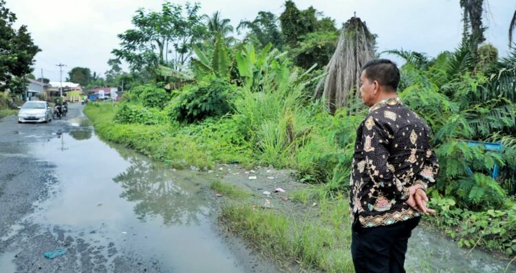 Bupati Simalungun Buat Aliran Air saat Melintasi Jalan yang Digenangi Air