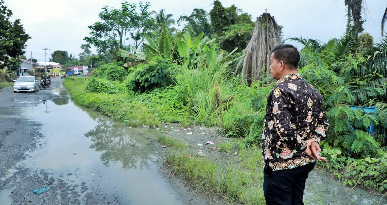 Bupati Simalungun Buat Aliran Air saat Melintasi Jalan yang Digenangi Air