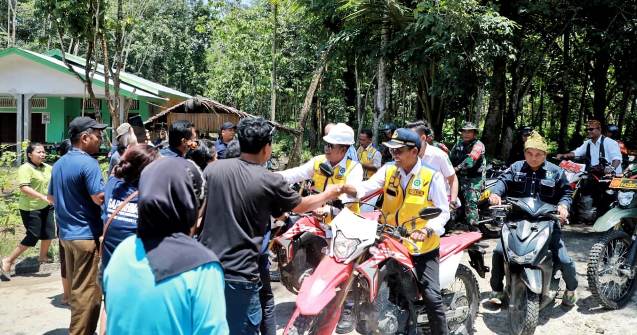 Bupati Radiapoh Kendarai Sepeda Motor Tinjau Jalan Rusak di Kecamatan Silou Kahean