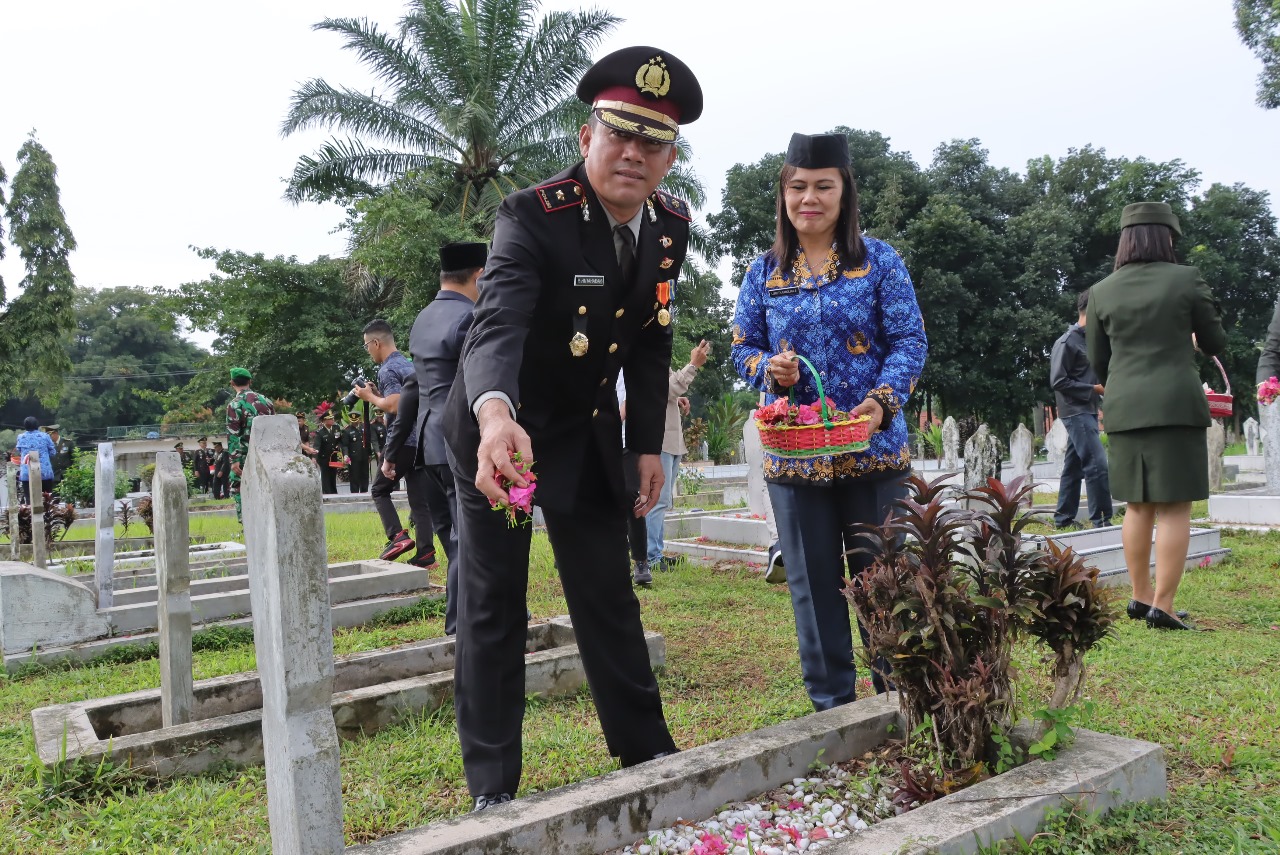 Wakapolres Pematang Siantar Hadiri Upacara Ziarah Nasional HUT TNI KE-78 di TMP Nagur