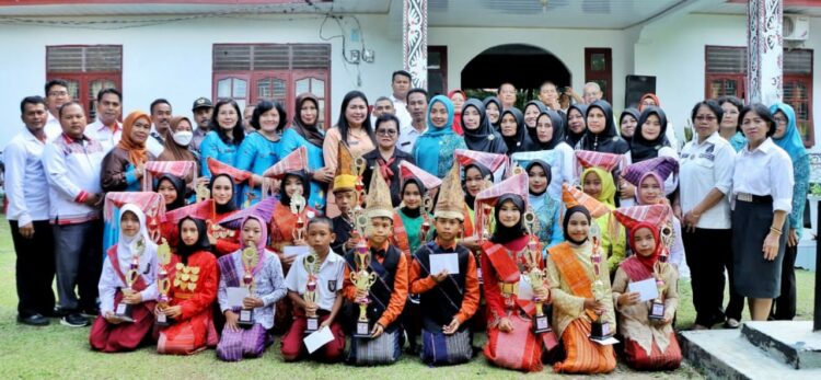 Ny Ratnawati Radiapoh Hasiholan Sinaga Berharap Bunda PAUD Nagori Tidak Hanya Memakai Selempang Saja
