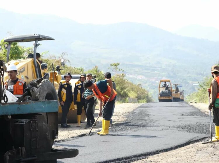 Pengerjaan Jalan Menuju Pasar Tradisional Klohi Salak Nyaris Rampung 