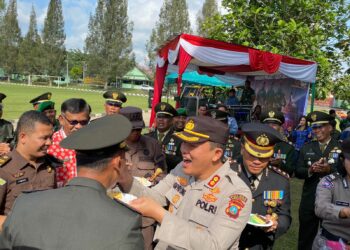 AKBP Ronald FC Sipayung Berikan Kue Ulang Tahun Kepada Dandim 0207/Sml saat HUT TNI ke-78 