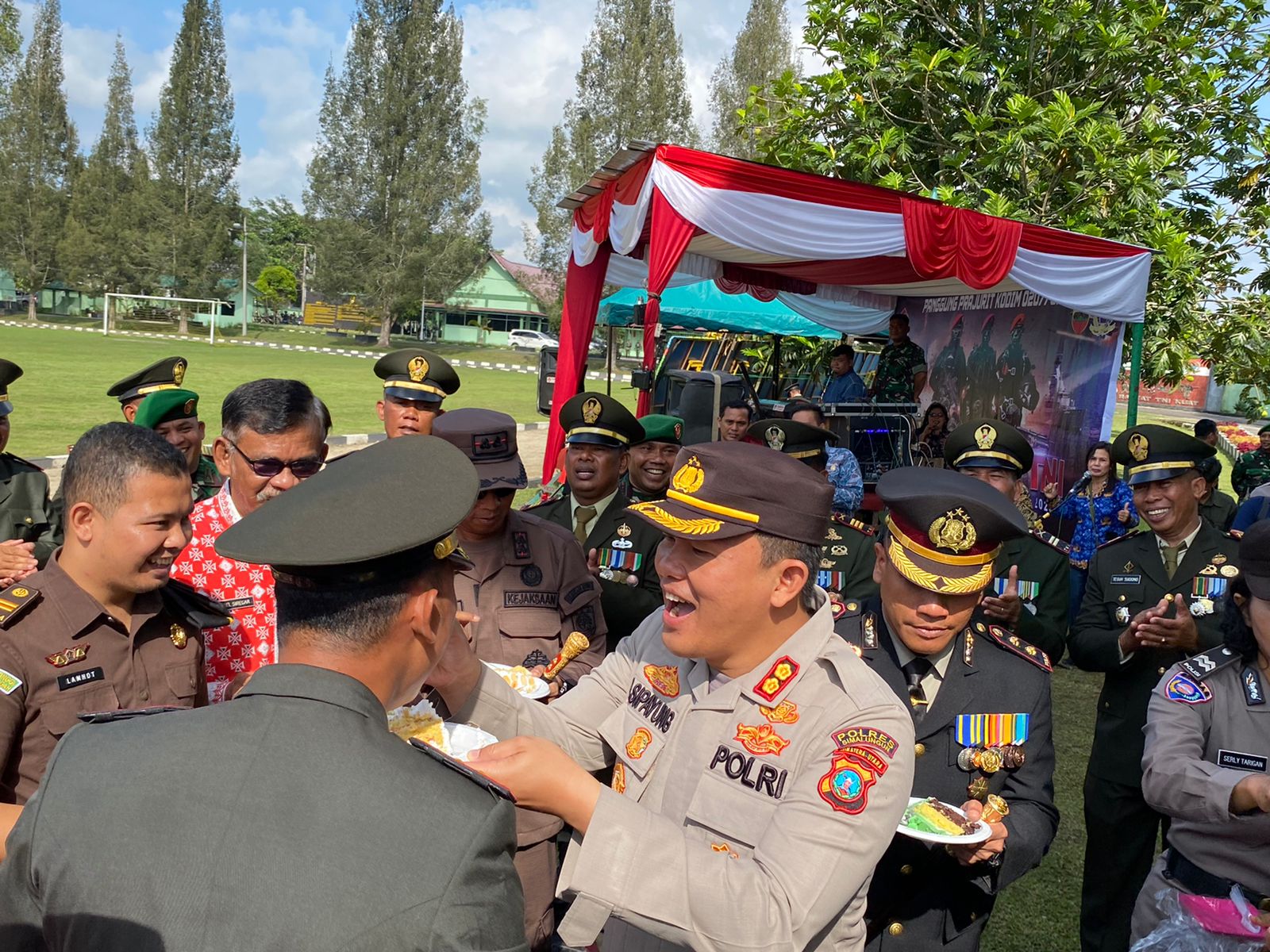 AKBP Ronald FC Sipayung Berikan Kue Ulang Tahun Kepada Dandim 0207/Sml saat HUT TNI ke-78 AKBP Ronald FC Sipayung Berikan Kue Ulang Tahun Kepada Dandim 0207/Sml saat HUT TNI ke-78
