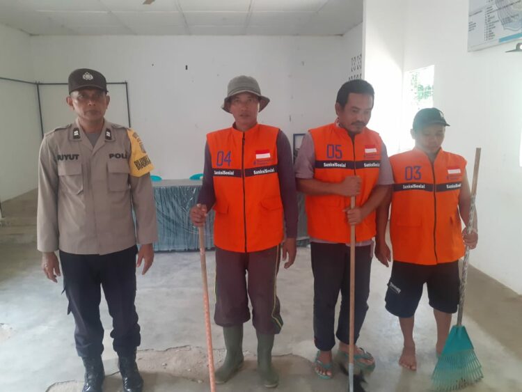 Tiga Pelaku Pencurian Sawit Jalani Kerja Sosial di Kantor Pangulu Sahkuda Bayu