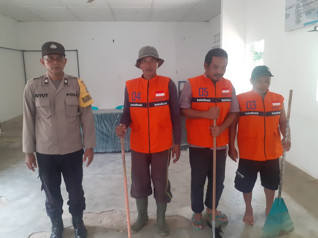 Tiga Pelaku Pencurian Sawit Jalani Kerja Sosial di Kantor Pangulu Sahkuda Bayu Tiga Pelaku Pencurian Sawit Jalani Kerja Sosial di Kantor Pangulu Sahkuda Bayu
