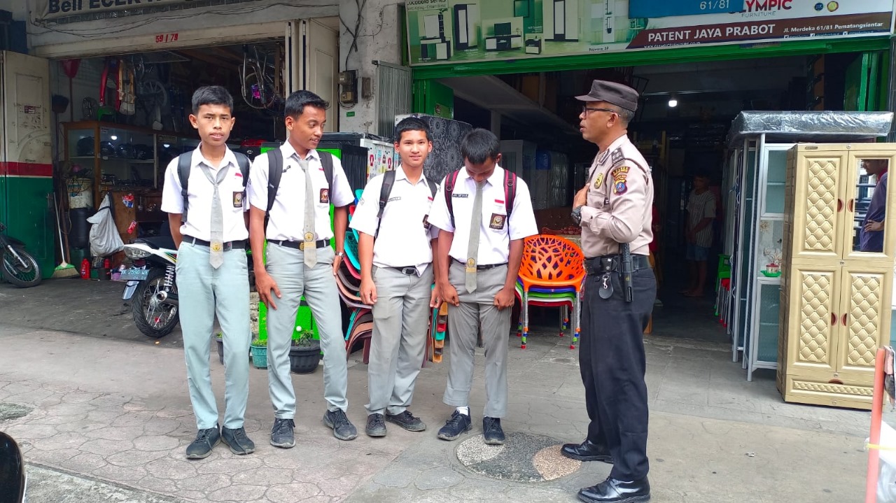 Sat Binmas Polres Pematang Siantar Himbau Pelajar untuk Patuhi Hukum Sat Binmas Polres Pematang Siantar Himbau Pelajar untuk Patuhi Hukum