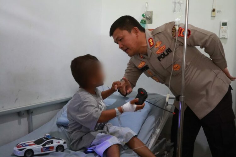 Bermain Mobil Remote Bersama Kapolres Simalungun, Bocah Korban Disetrika Tante Terlihat Ceria Bermain Mobil Remote Bersama Kapolres Simalungun, Bocah Korban Disetrika Tante Terlihat Ceria