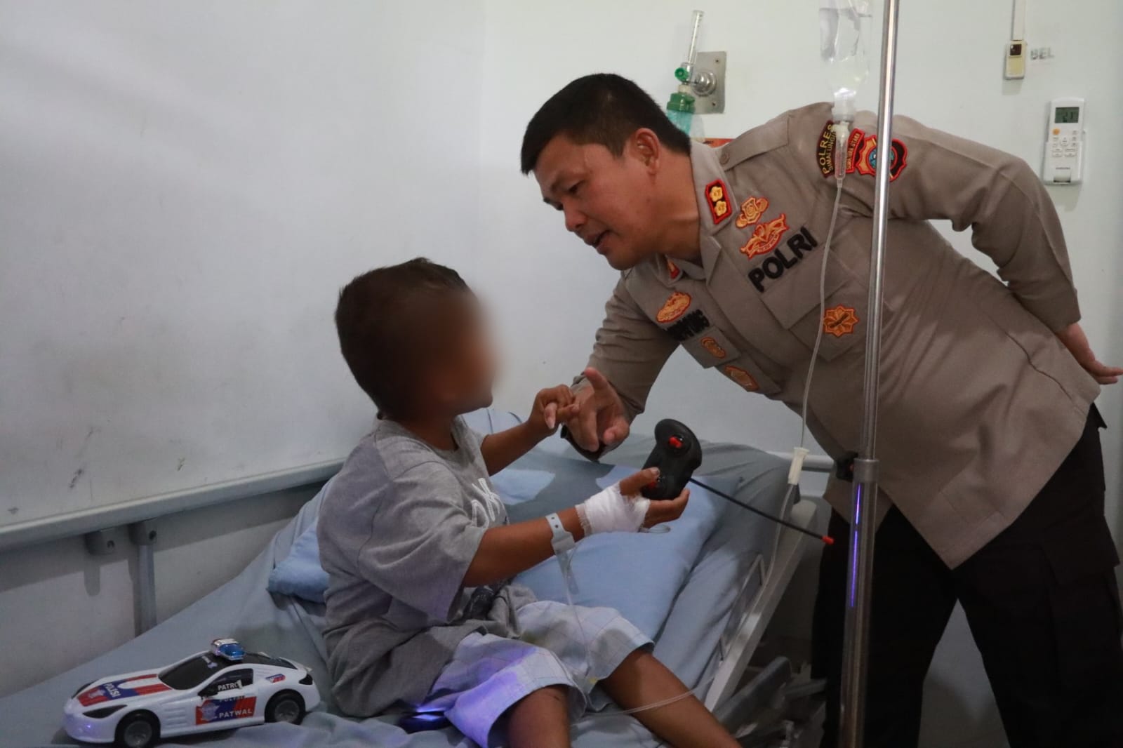 Bermain Mobil Remote Bersama Kapolres Simalungun, Bocah Korban Disetrika Tante Terlihat Ceria Bermain Mobil Remote Bersama Kapolres Simalungun, Bocah Korban Disetrika Tante Terlihat Ceria