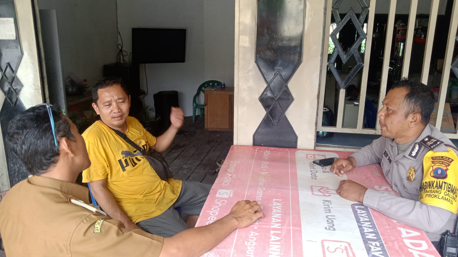 BHABINKAMTIBMAS Proklamasi Respon Keluhan Warga Soal Volume Musik dari Warung Tuak BHABINKAMTIBMAS Proklamasi Respon Keluhan Warga Soal Volume Musik dari Warung Tuak