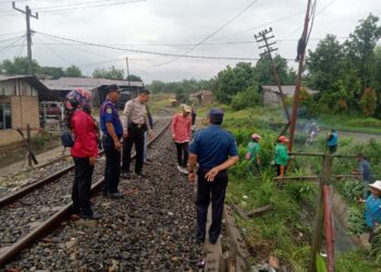 Bhabinkamtibmas dan Warga Tambun Nabolon Gotong Royong Bersihkan Parit