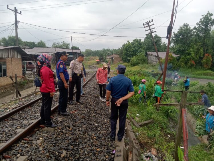 Bhabinkamtibmas dan Warga Tambun Nabolon Gotong Royong Bersihkan Parit