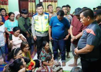 Bupati Simalungun Radiapoh Kunjungi Keluarga Korban Longsor