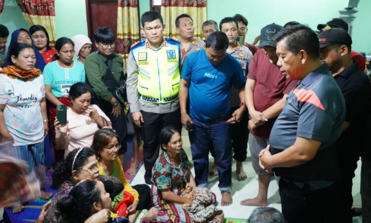 Bupati Simalungun Radiapoh Kunjungi Keluarga Korban Longsor