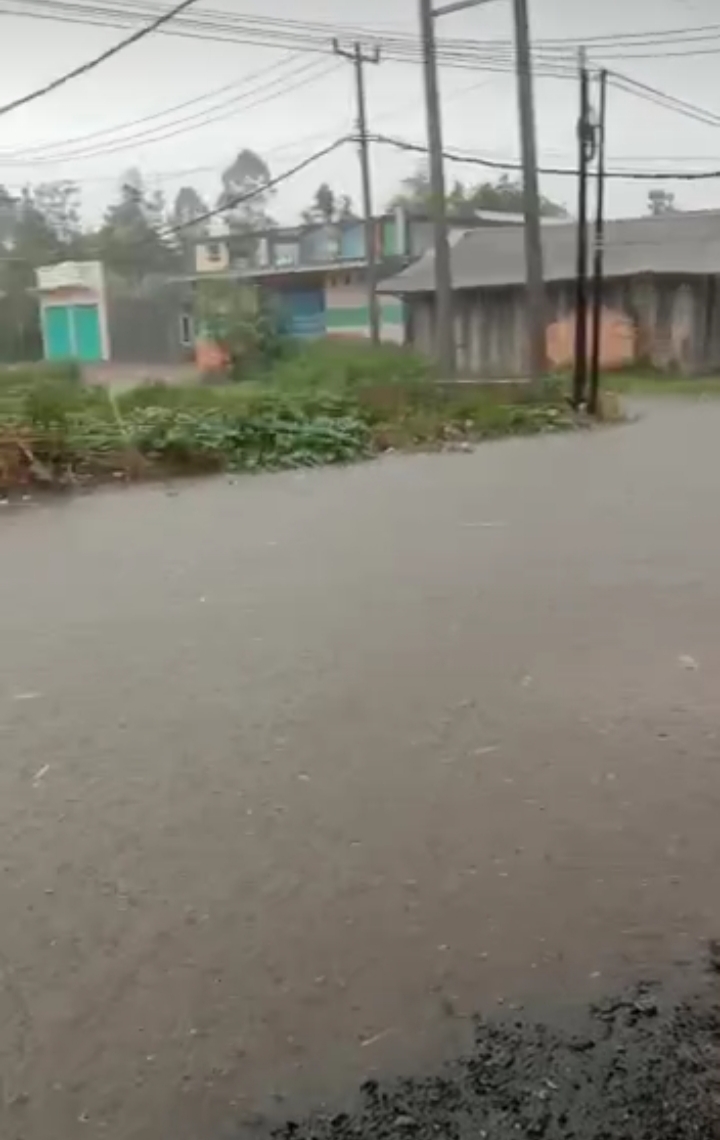 Warga Batu Brak Pekon Canggu Kabupaten Lambar Keluhkan Banjir Warga Batu Brak Pekon Canggu Kabupaten Lambar Keluhkan Banjir