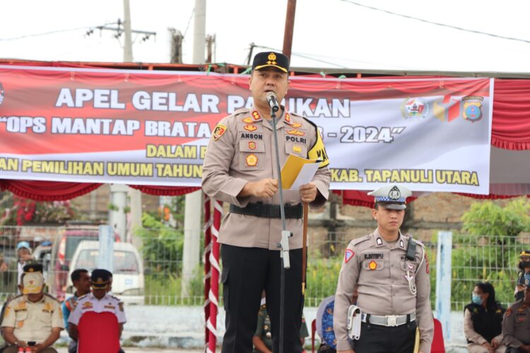 Polres Taput Gelar Apel Gelar Pasukan  Operasi Mantap Brata Toba 2023 - 2024 di Terminal Madya Tarutung