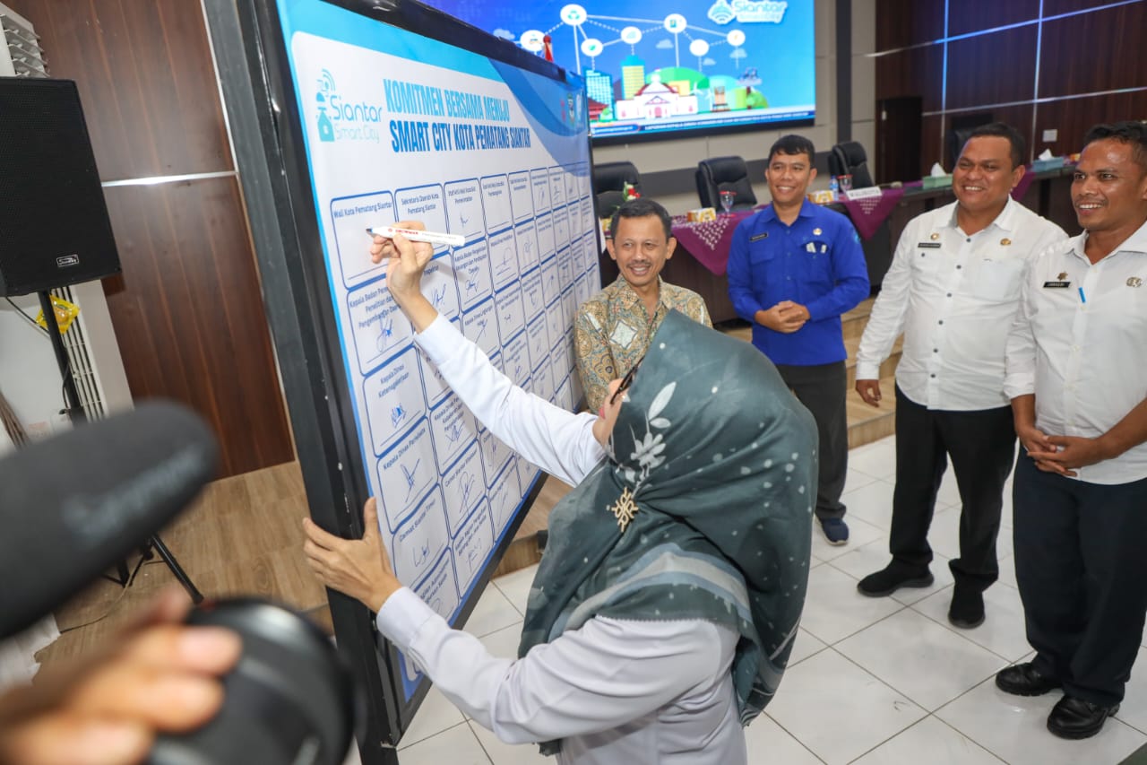 Wali Kota Siantar Tandatangani Komitmen Implementasi Program Smart City Wali Kota Siantar Tandatangani Komitmen Implementasi Program Smart City