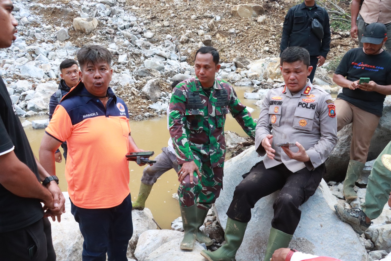 Kapolres dan Dandim Simalungun Bersinergi Dalam Pencarian Korban Tertimbun Tanah Longsor di Nagori Durian Baggal Kapolres dan Dandim Simalungun Bersinergi Dalam Pencarian Korban Tertimbun Tanah Longsor di Nagori Durian Baggal