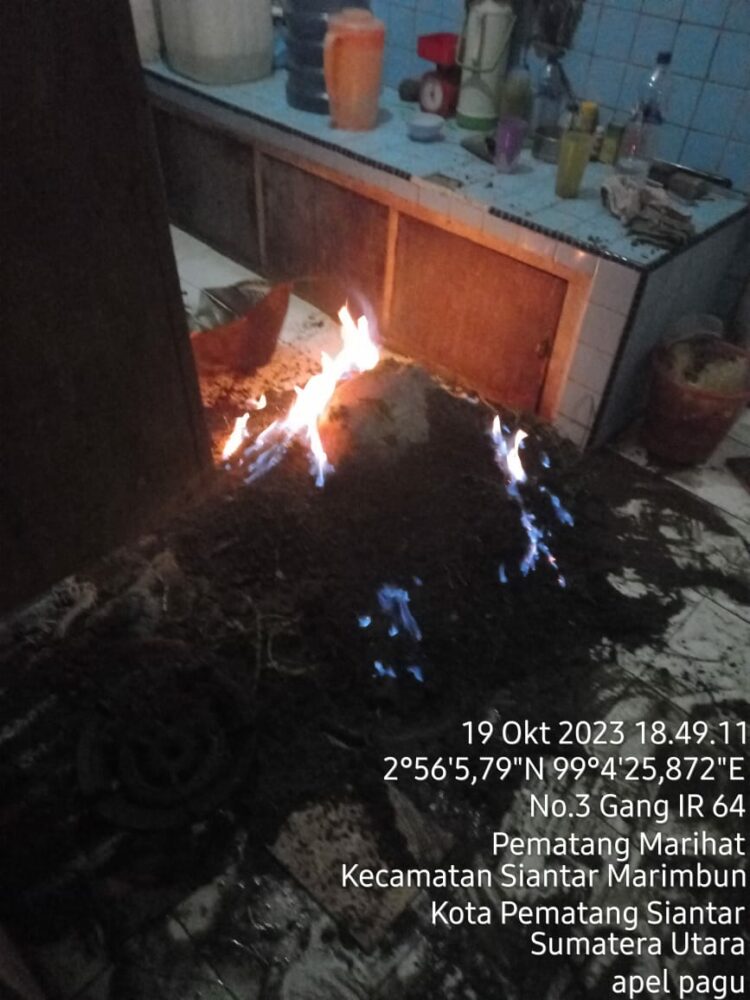 Polsek Siantar Marihat Bantu Padamkan Kebakaran Dapur Rumah di Melanthon Siregar