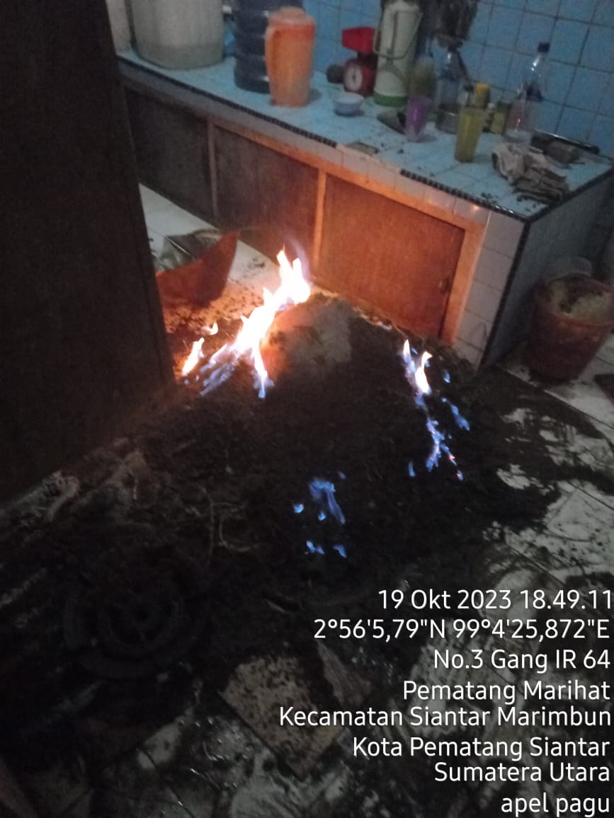 Polsek Siantar Marihat Bantu Padamkan Kebakaran Dapur Rumah di Melanthon Siregar Polsek Siantar Marihat Bantu Padamkan Kebakaran Dapur Rumah di Melanthon Siregar