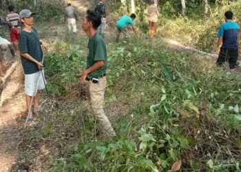 Warga Kampung Karang Umpu Way Kanan Antusias Gotong Royong Bersihkan Badan Jalan