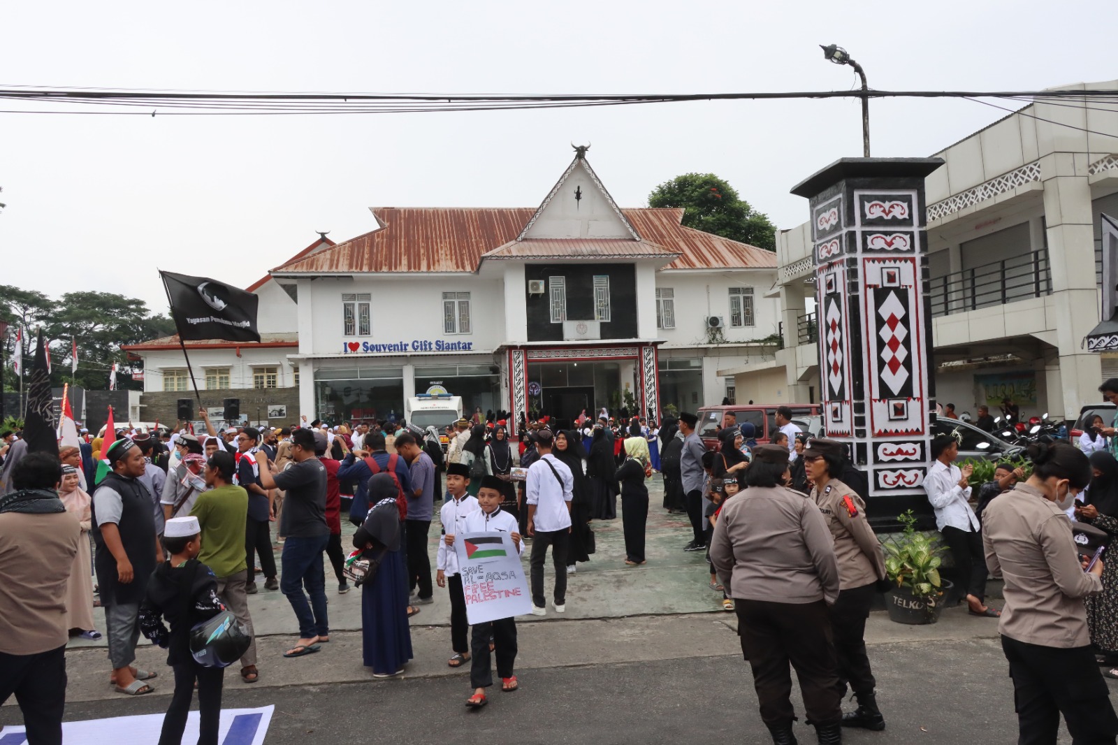 77 Personil Polres Siantar Amankan Aksi Solidaritas Peduli Palestina 