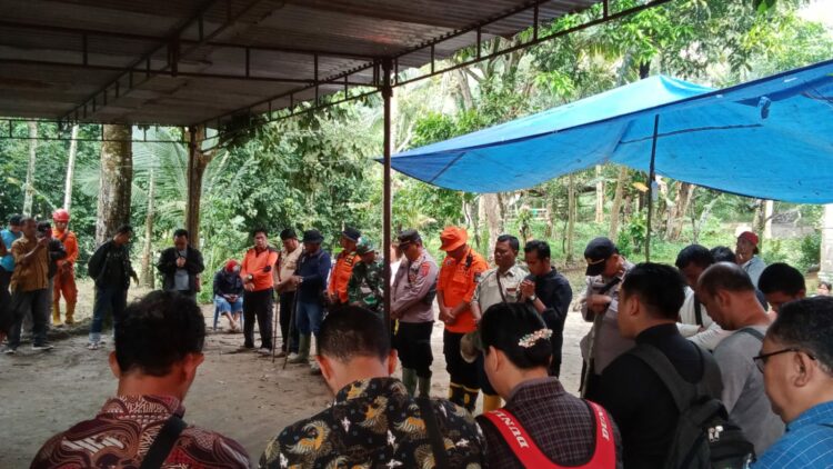 Pencarian Korban Longsor Gunung Simarsolpah Kecamatan Raya Kahean Masih Berlanjut 