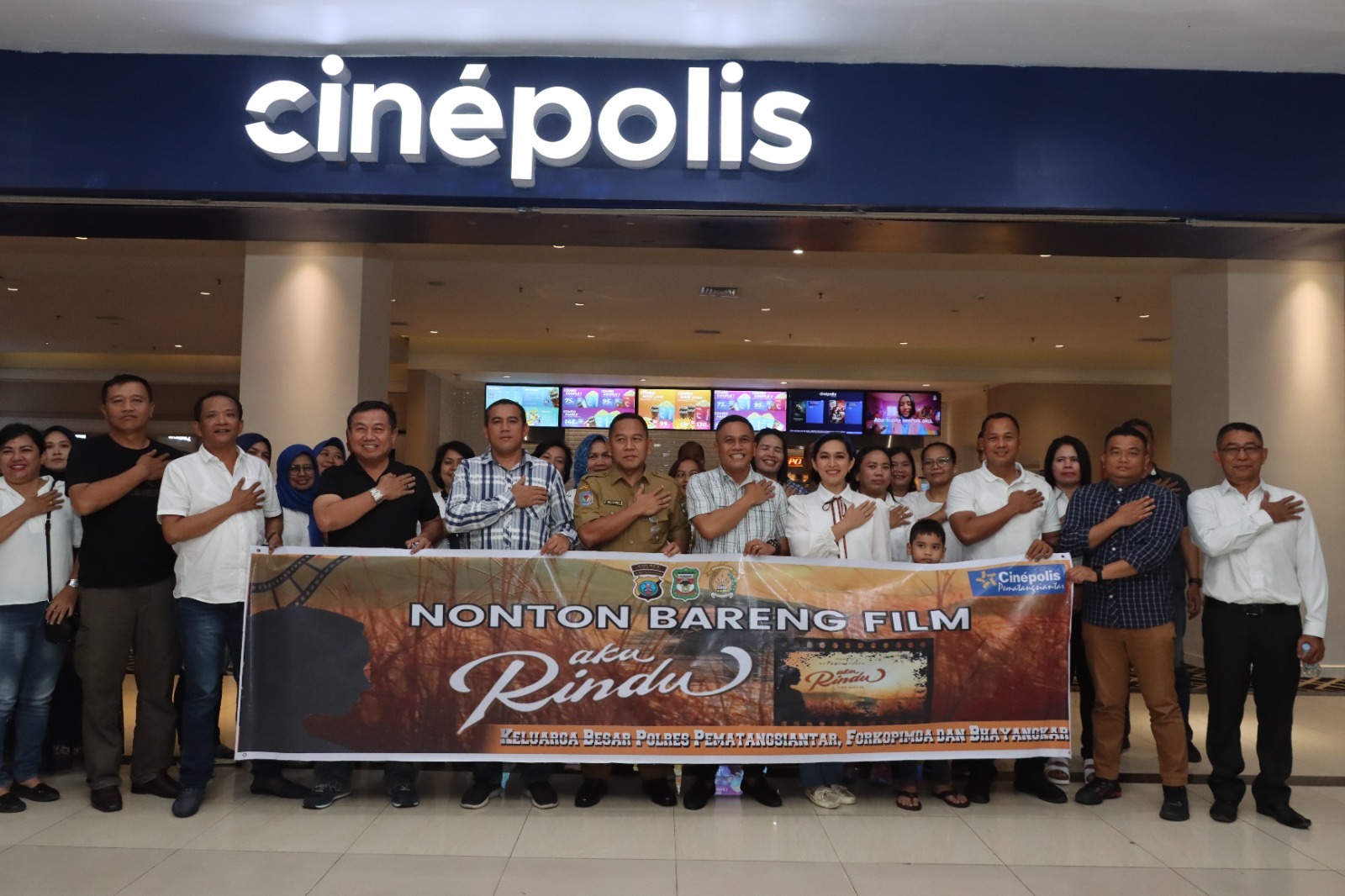 Kapolres Siantar dan Forkopimda Nobar Film "Aku Rindu" di Bioskop Cinepolis Kapolres Siantar dan Forkopimda Nobar Film "Aku Rindu" di Bioskop Cinepolis