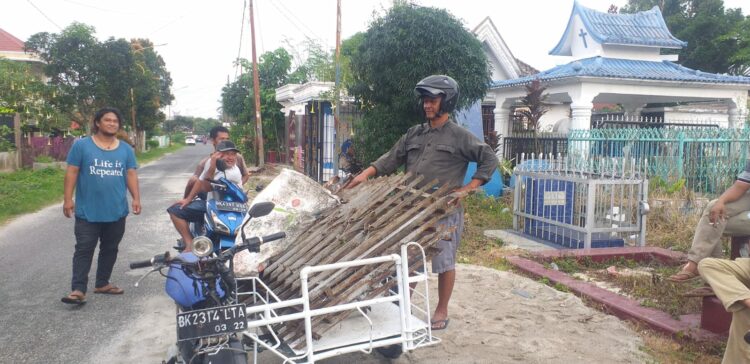 Polsek Siantar Selatan Amankan Pagar Besi Dipinggir Pemakaman Kristen Jalan Laguboti Siantar 