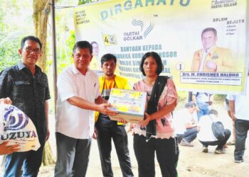 Peduli Korban Longsor Dolog Simarsolpah, Chrismes Haloho Serahkan Bantuan Sembako dan Tali Asih
