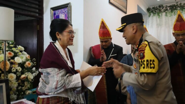 Kapolres Pematang Siantar Sampaikan Belasungkawa Kepada Kasi Dokkes