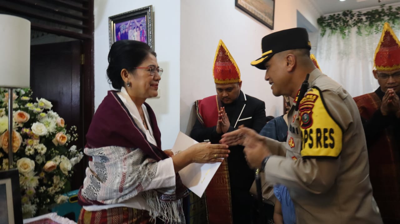 Kapolres Pematang Siantar Sampaikan Belasungkawa Kepada Kasi Dokkes