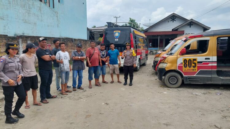 Sat Binmas Polres Siantar Beri Penyuluhan Bahaya Narkoba Kepada Sopir Angkot Sinar Beringin Sat Binmas Polres Siantar Beri Penyuluhan Bahaya Narkoba Kepada Sopir Angkot Sinar Beringin