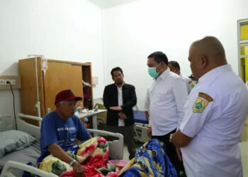 Beri Semangat, Bupati Pakpak Bharat Kunjungi Pasien RSUD Salak 