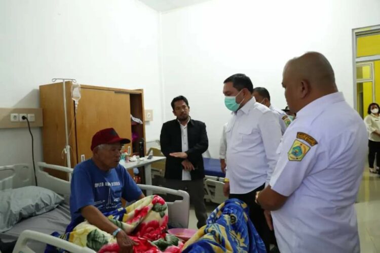 Beri Semangat, Bupati Pakpak Bharat Kunjungi Pasien RSUD Salak 