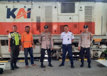 Sat Binmas Polres Siantar Ajak Petugas PT KAI Tingkatkan Kewaspadaan Dan Ikut Serta Menjaga Keamanan 