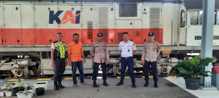 Sat Binmas Polres Siantar Ajak Petugas PT KAI Tingkatkan Kewaspadaan Dan Ikut Serta Menjaga Keamanan 