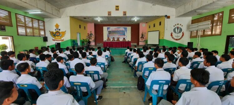 Police Go To School, Sat Binmas Polres Siantar Bekali Siswa SMK Negeri 2 tentang Bahaya Narkoba