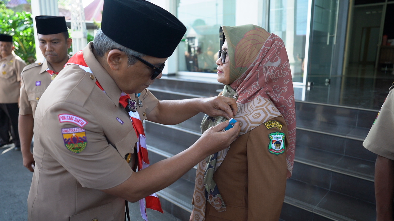 Wali Kota Siantar dr Susanti Menerima Lencana Panca Warsa III