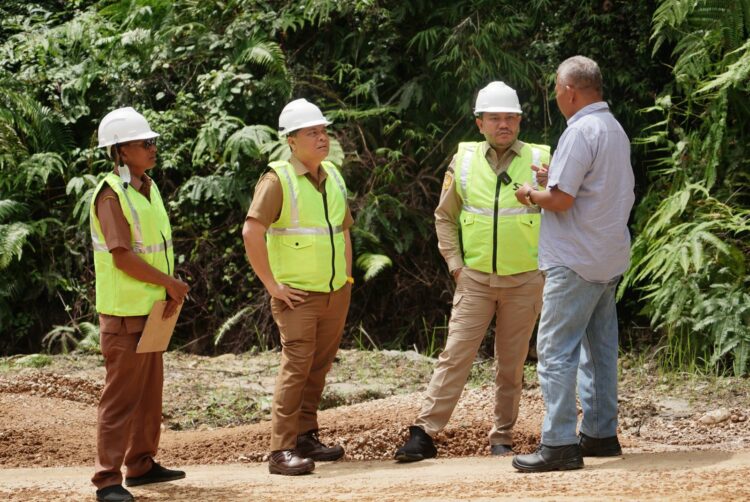 Bupati Pakpak Bharat dan PPK Balai Besar Pelaksana Jalan Nasional Medan Tinjau  Kualitas Jalan Aornakan-Pagindar