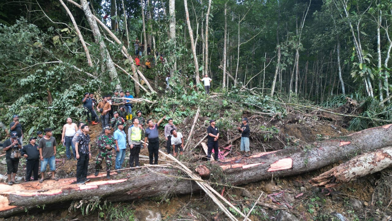 Polres Simalungun dan Tim Gabungan Terus Mencari Korban Longsor di Gunung Simarsolpah Simalungun Polres Simalungun dan Tim Gabungan Terus Mencari Korban Longsor di Gunung Simarsolpah Simalungun