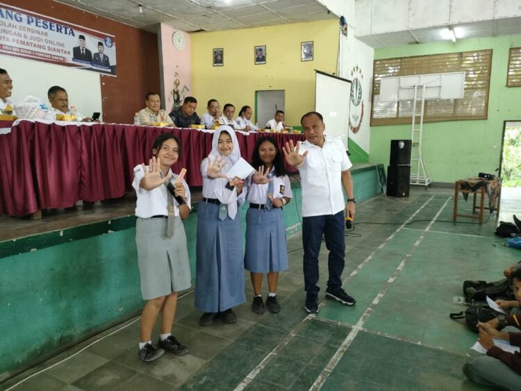 Kasat Resnarkoba Siantar Sosialiasi Bahaya Narkoba Di SMK Negeri 2