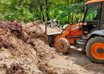 Excavator BPBD Pakpak Bharat Bersihkan Material Longsor Dusun Sikulaping
