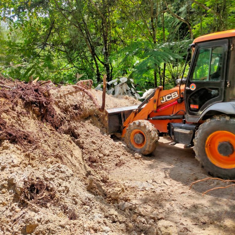 Excavator BPBD Pakpak Bharat Bersihkan Material Longsor Dusun Sikulaping