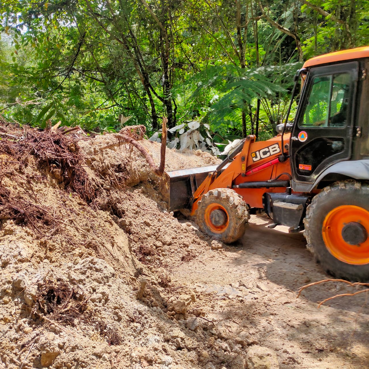 Excavator BPBD Pakpak Bharat Bersihkan Material Longsor Dusun Sikulaping